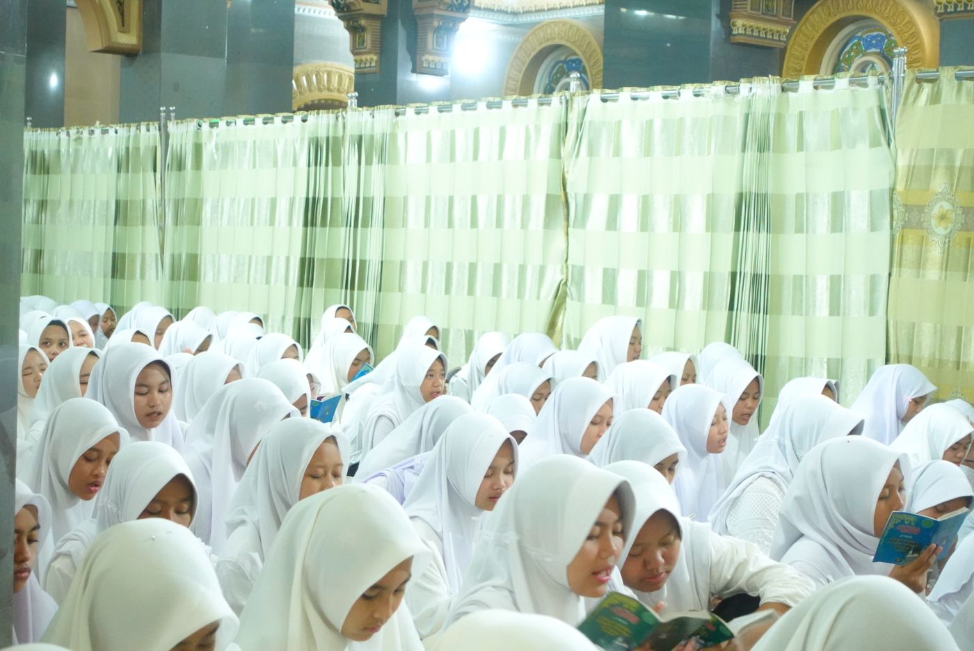 Santri putri mengaji bersama