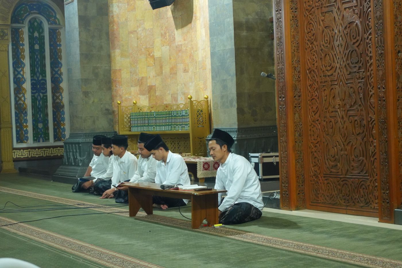 Santri putra mengaji