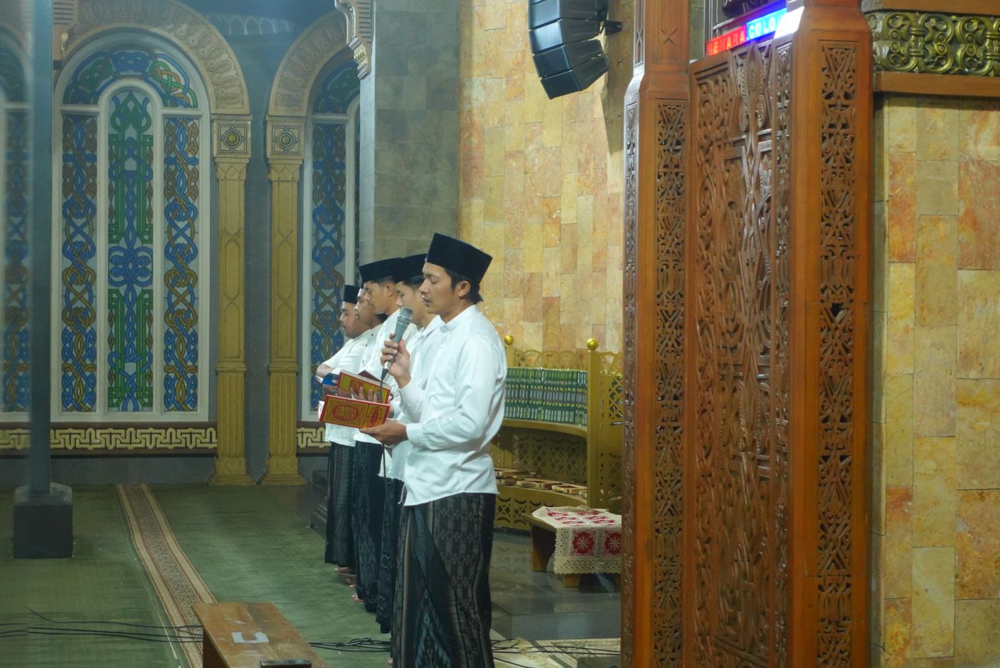 Santri putra membaca bersama
