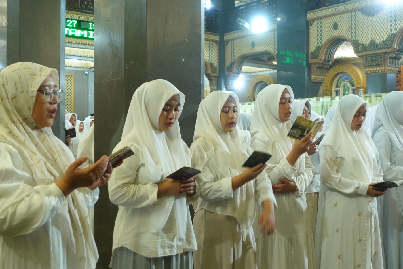 Doa bersama santri putri