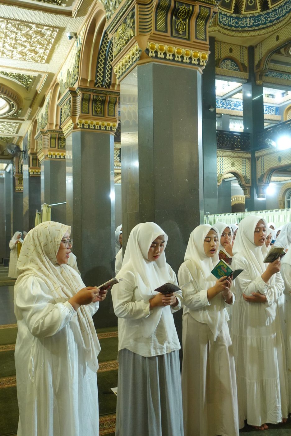 Santri putri berdoa