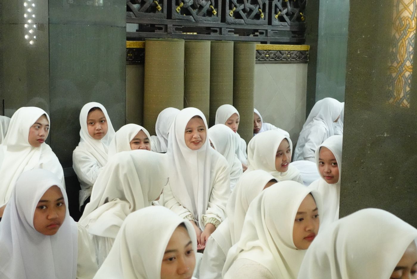 Santri putri menyimak