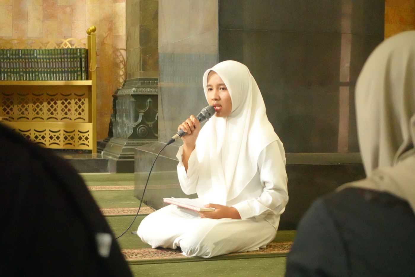 Santri putri tampil membaca
