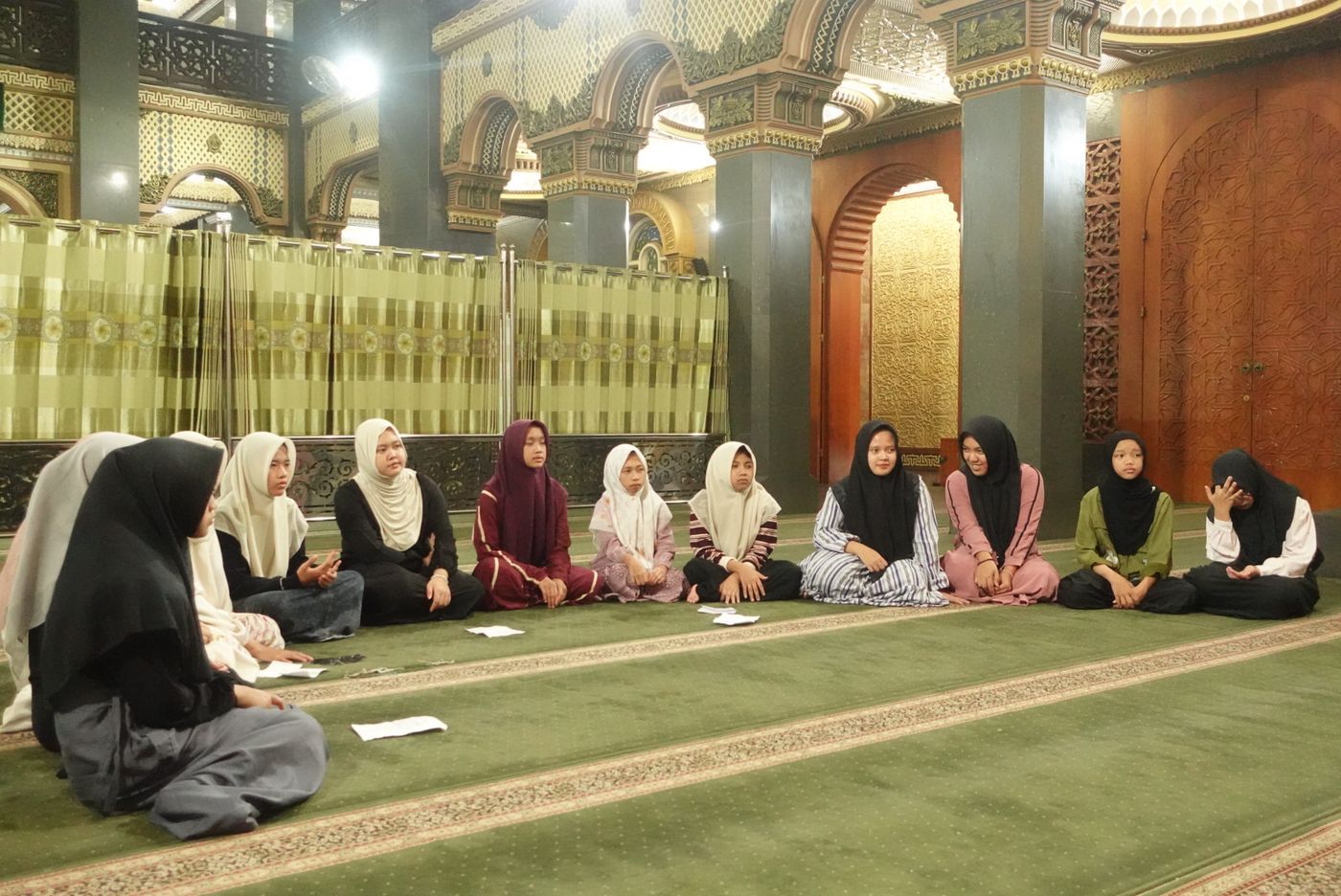 Santri putri melingkar di masjid agung