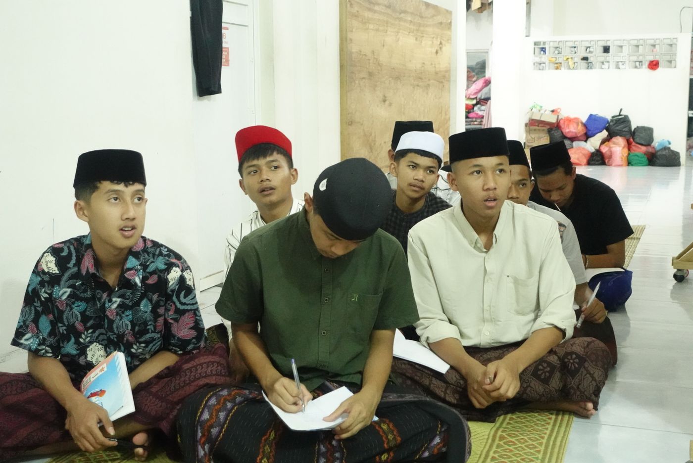 Santri putra belajar bersama