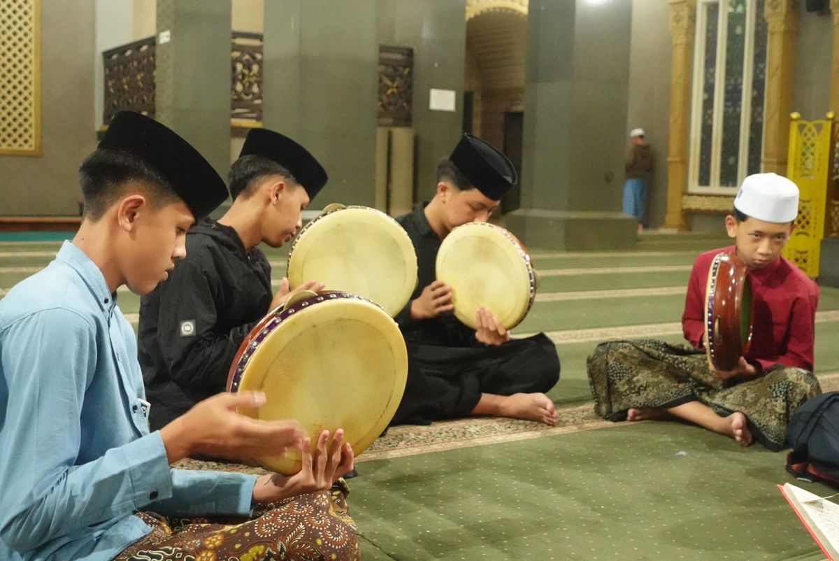 Latihan Al-Banjari santri putra