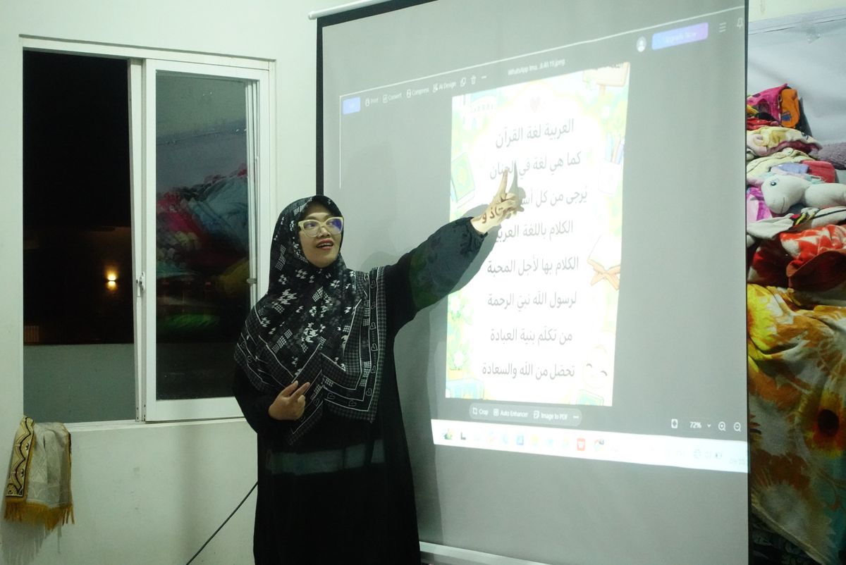 Ustadzah mengajar bahasa Arab