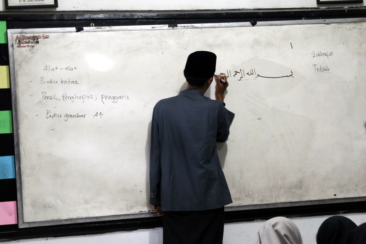 Latihan kaligrafi di kelas