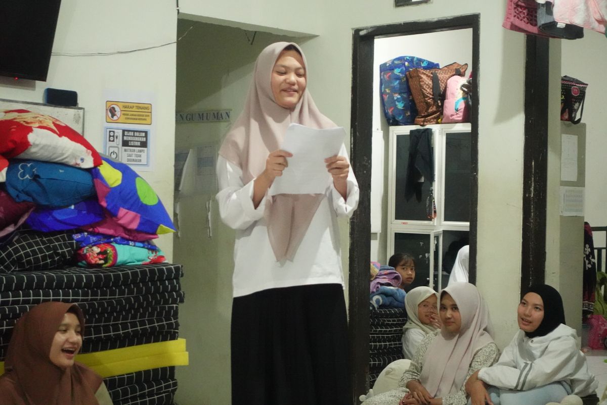 Santri putri berbicara di depan teman-temannya
