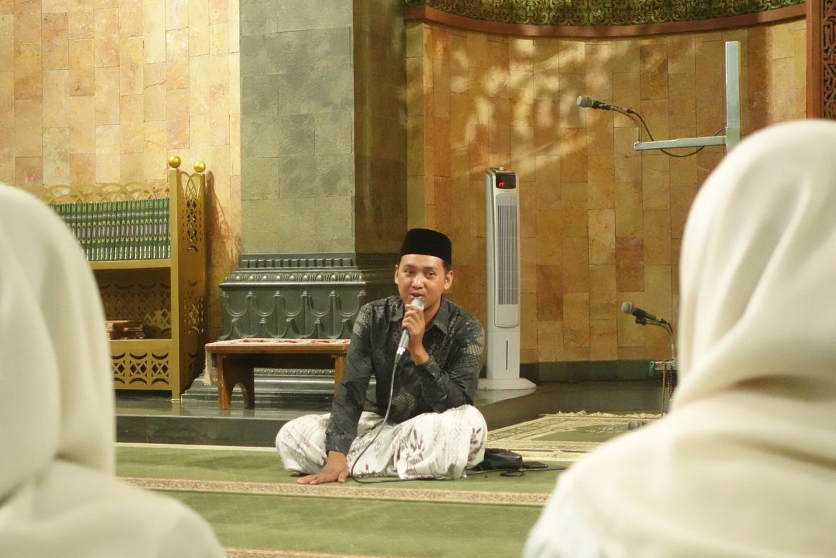 Ustadz qiro'ah melantunkan tilawah di depan santri putri