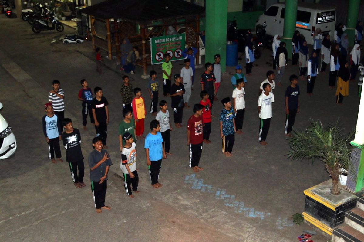Latihan taekwondo santri putra