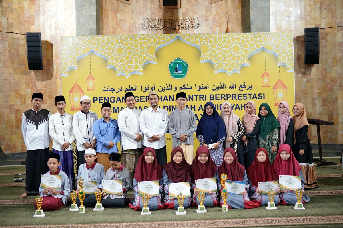 Penghargaan santri berprestasi