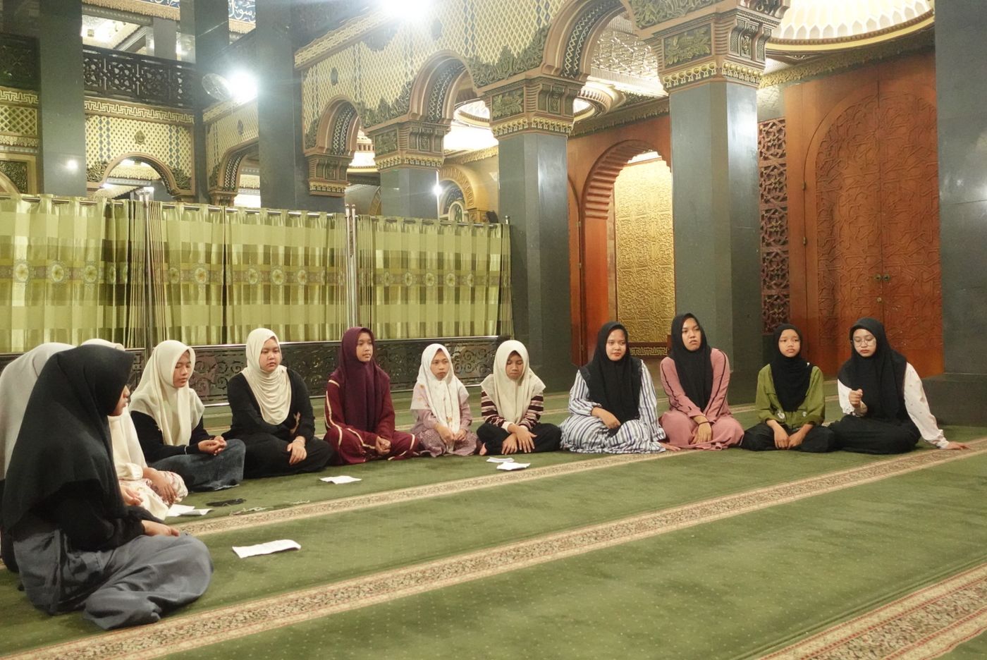 Santri putri di dalam Masjid Agung Al-Hidayah